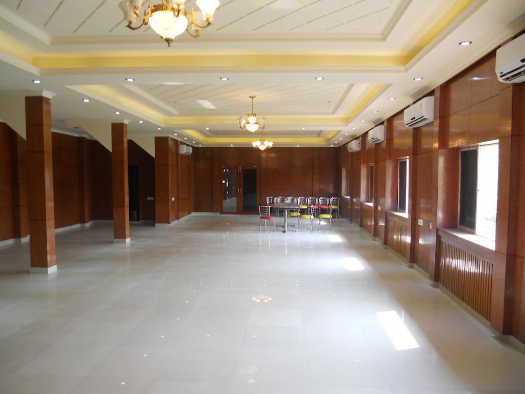 Prayag Aristro Club Hotel Колката Екстериор снимка