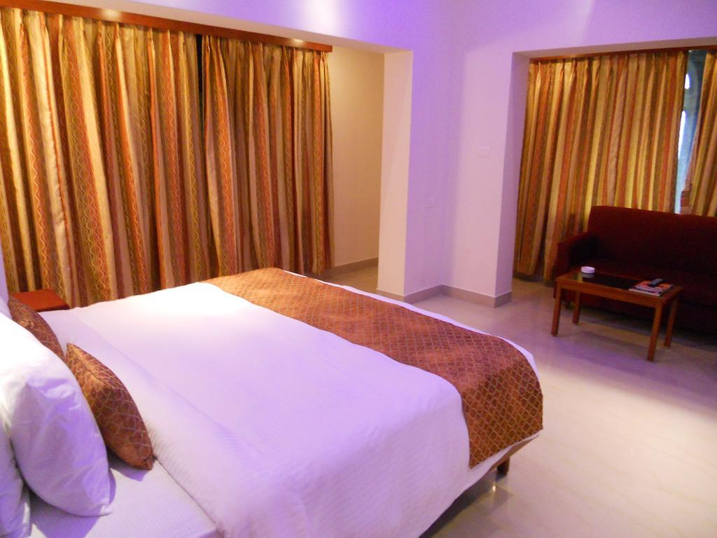 Prayag Aristro Club Hotel Колката Стая снимка