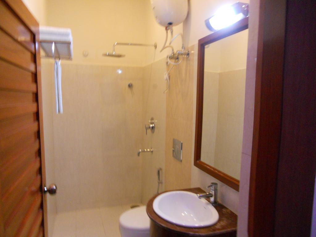 Prayag Aristro Club Hotel Колката Стая снимка