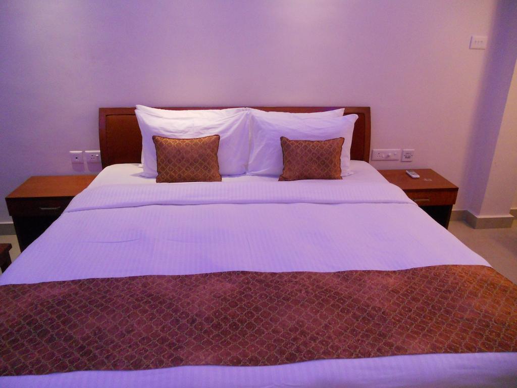 Prayag Aristro Club Hotel Колката Стая снимка
