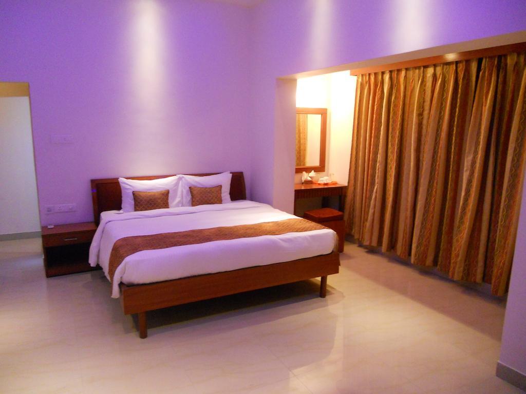 Prayag Aristro Club Hotel Колката Стая снимка