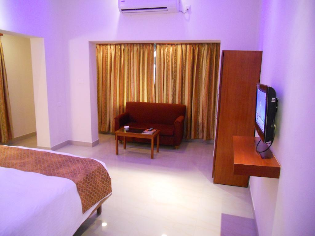 Prayag Aristro Club Hotel Колката Стая снимка