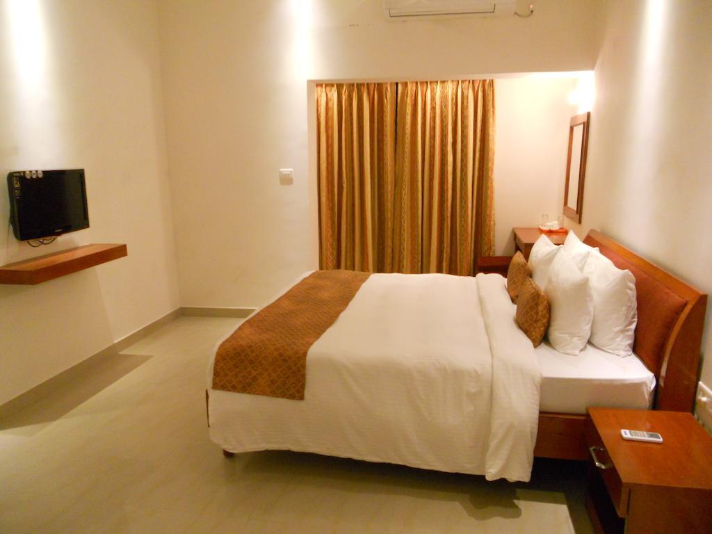 Prayag Aristro Club Hotel Колката Стая снимка