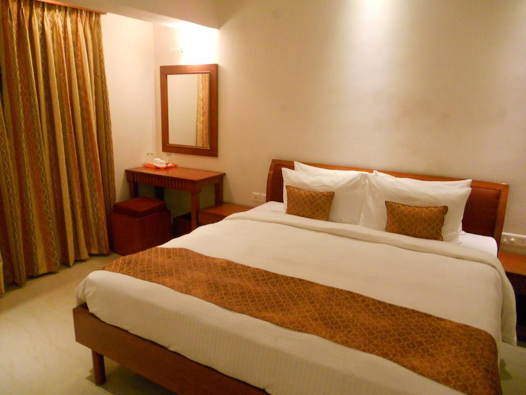 Prayag Aristro Club Hotel Колката Стая снимка