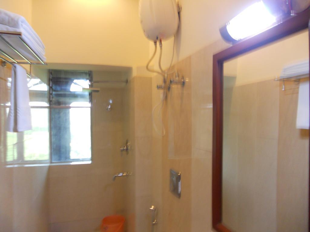 Prayag Aristro Club Hotel Колката Стая снимка